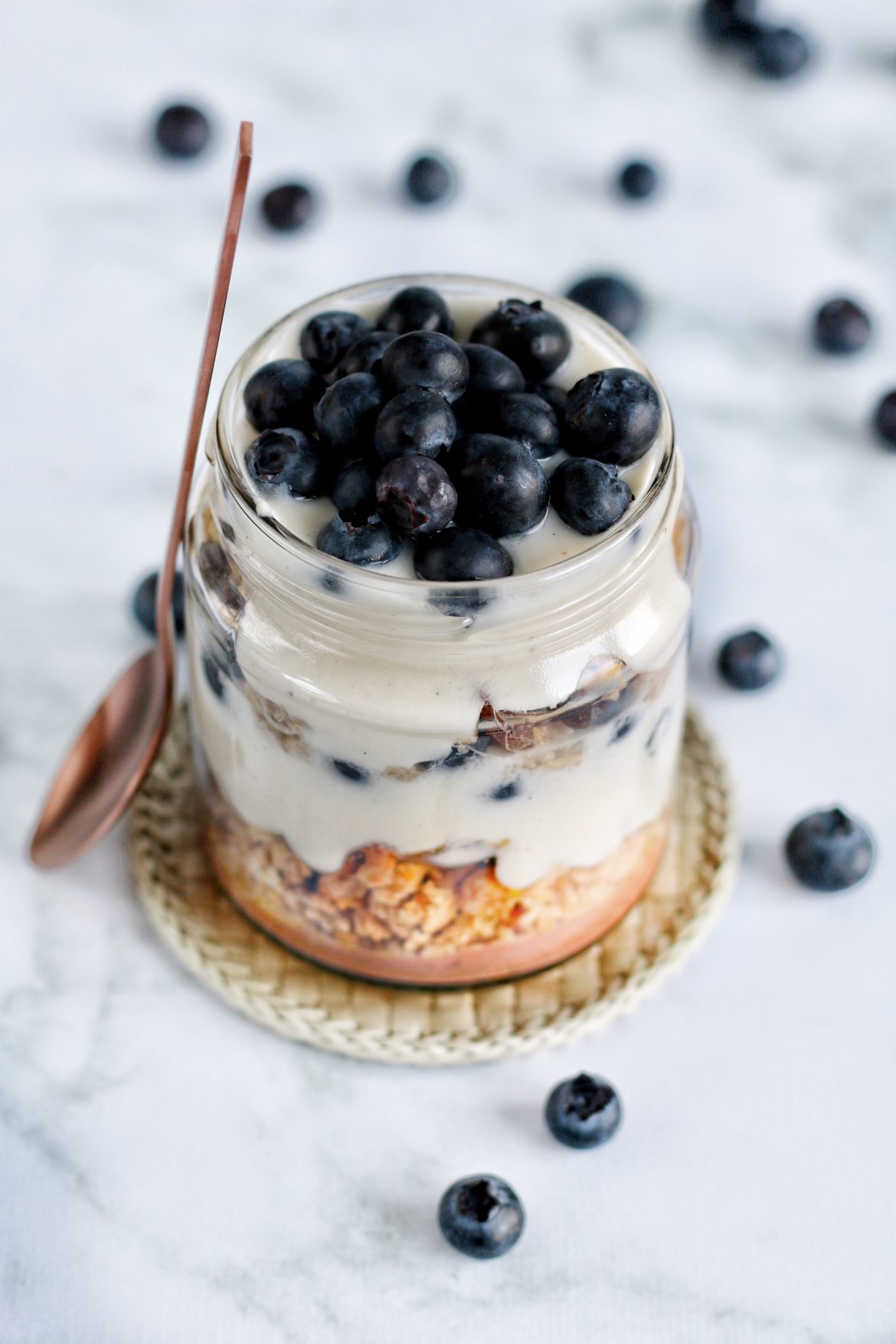 MOUSSE DE FROMAGE BLANC AVEC DU GRANOLA ET DES MYRTILLES
