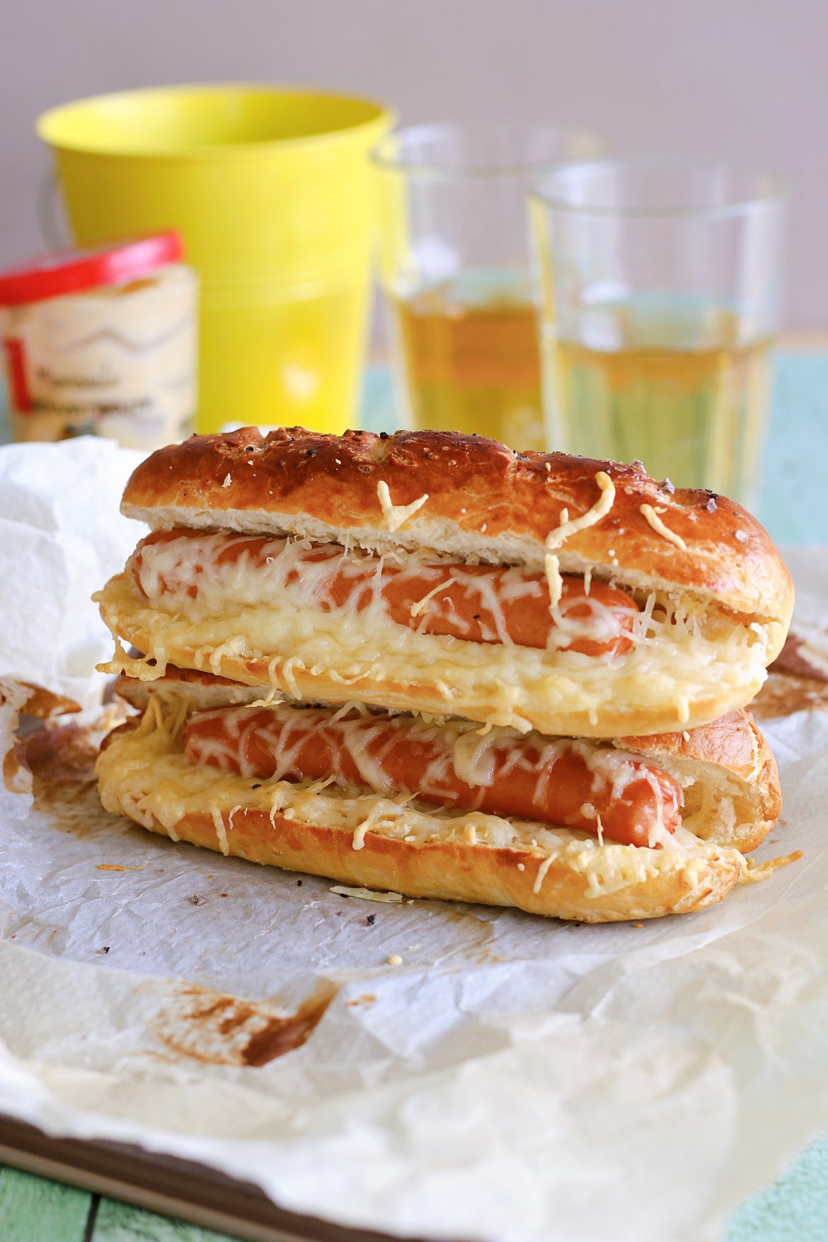 HOTDOG BRETZELS SAUCISSES SAUCE ANTILLAISE