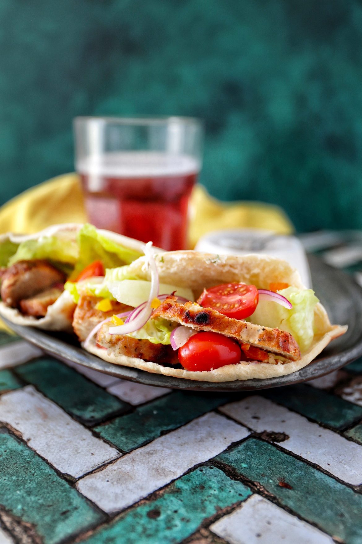 Pain pita garni avec de la fricadelle et des crudités